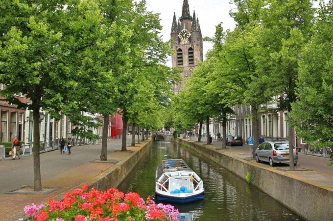 Delft: Historical Walking Audio Tour on Your Phone (ENG) - Navigating the Charming City