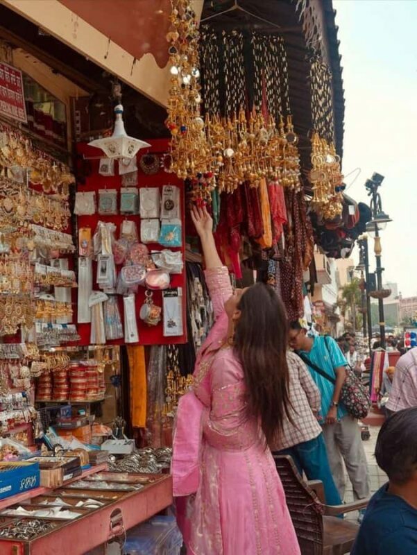Delhi: Guided Shopping Tour with Female Consultant - Key Points