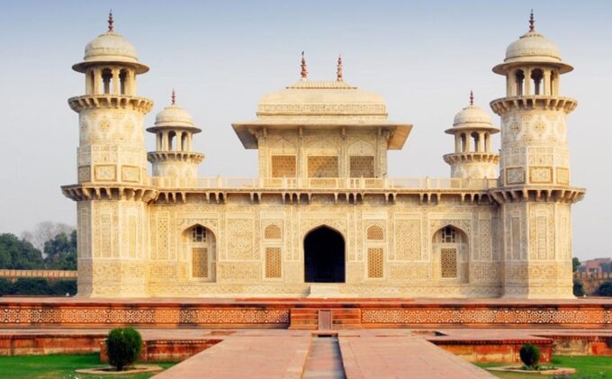Delhi to Agra: From the Taj Mahal to Hidden Gems in 1 Day - Exploring the Taj Mahal