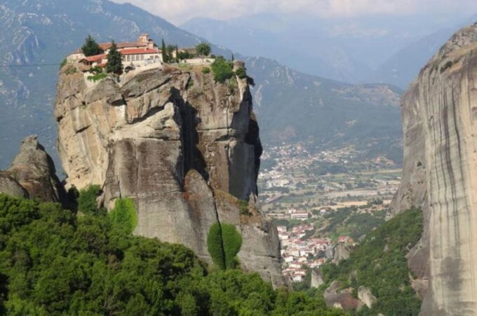 Delphi and Meteora: 2-Day Bus Tour From Athens - Exploring Delphi Archaeological Site
