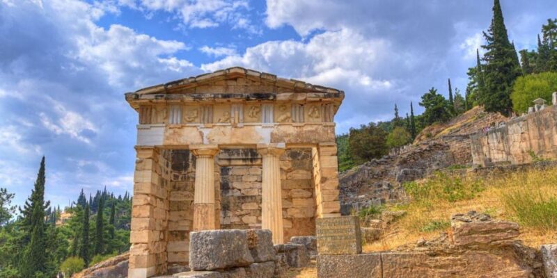 Delphi and Monastery of Hosios Loukas Family Day Tour - Exploring the Hosios Loukas Monastery