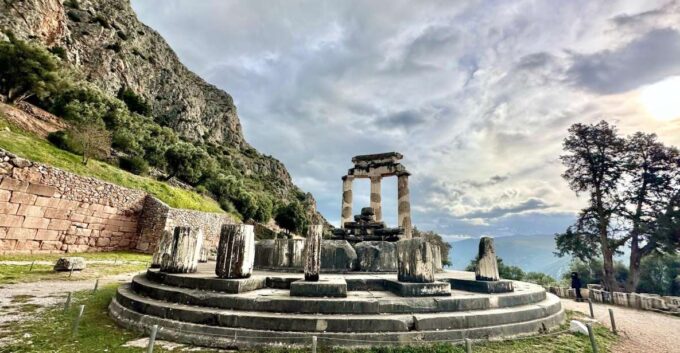 Delphi Navel Of Earth Hosios Loukas Full Day Private Tour - Ancient Sanctuaries and Temples