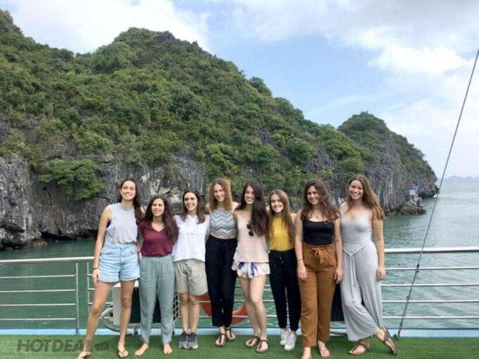 DELUXE CRUISE HALONG: SUNG SOT CAVE– TITOP ISLAND– LUON CAVE - Kayaking Through Luon Cave