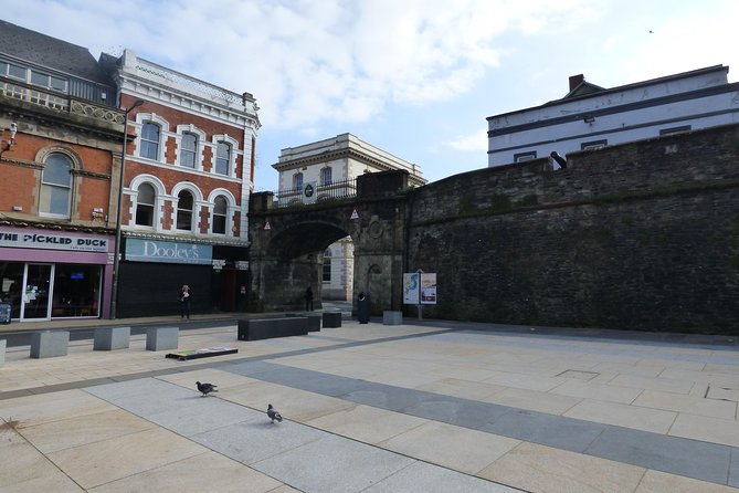 Derry Walls Authentic Private Walking Tour - Exploring Derrys Iconic Gates and Bastions