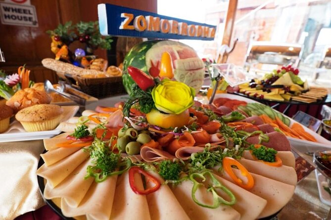 Dhow Cruise Dinner on Dubai Creek - Entertainment and Ambiance