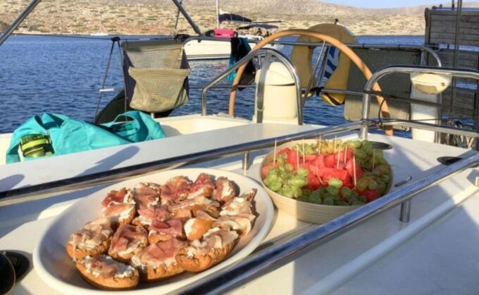 Dia Island: Private Full Day Sailing Cruise - Comfortable Boat Amenities