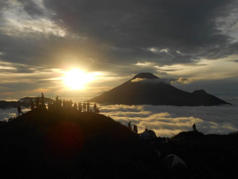 Dieng: Sikunir Golden Sunrise and Dieng Plateau Tour - Itinerary and Highlights