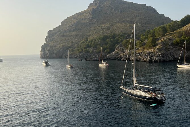 Dinner and a Movie on a Sailboat - Unique Onboard Movie