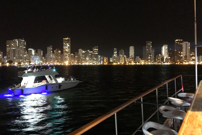 Dinner Cruise Along Cartagenas Bay - Cruise Duration and Capacity