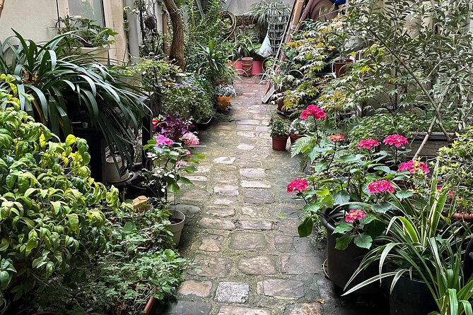 Dinner in a Bohemian Artist Apartment in Central Paris - Friendly Host and Family