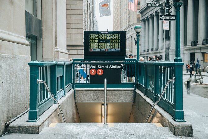 Discover Lower Manhattan Walking Tour - Exploring City Hall Park