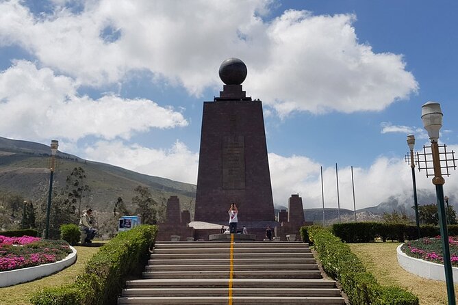 Discover Quito: City Tour, Middle of the World, and Bird Watching - Exploring Basilica Del Voto Nacional