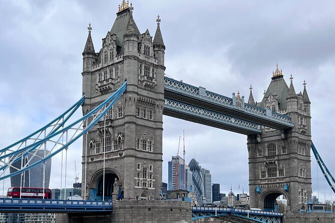 Discover the Ancient City of London in Spanish, Group Tour. - Accessibility and Accommodations