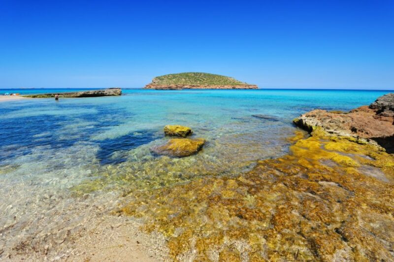 Discover the Best Places in a Small Boat Driven by Your Self - Safety and Regulations