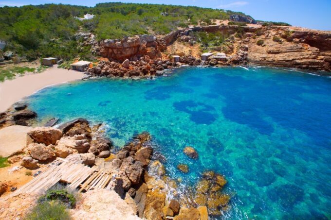 Discover the Best Places in a Small Boat Driven by Your Self - What to Bring and Wear