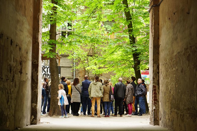 Discover the Dark Side of Warsaw in Praga District by Retro Bus - Różyckis Bazaar and the Black Market