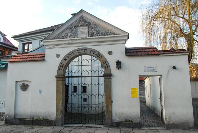 Discover the Jewish Quarter With a Bike Tour - Key Points