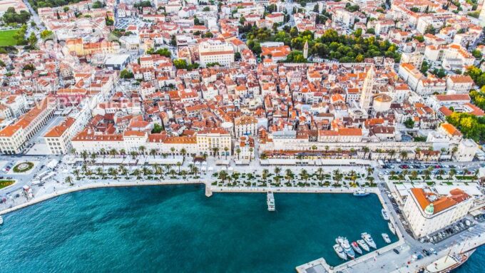 Discover the Old Town Split 1.5h Walking Small Group Tour - Exploring Diocletians Palace
