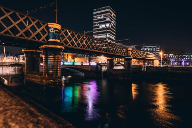 Discovering Dublin on Christmas Walking Tour - Iconic Structures
