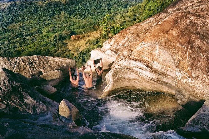Diyaluma Waterfall & Natural Pool Bath. - Picnic Lunch Provided