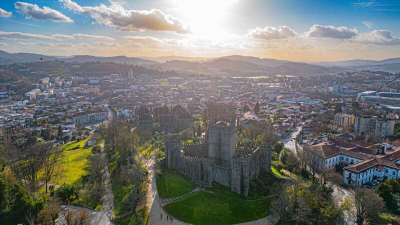 Do Porto: Full Day Minho Tour Guimarães/Braga All Included - Key Points