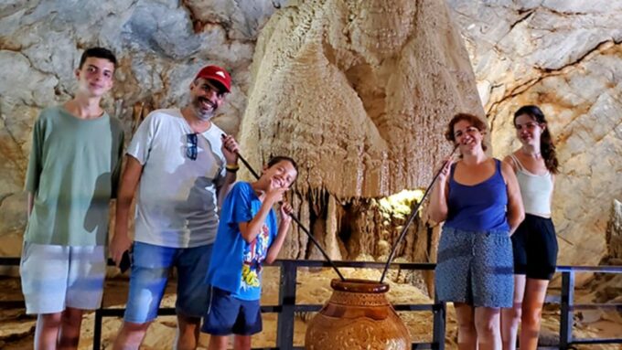 Dong Hoi: Explore Paradise Cave & Phong Nha Cave With Lunch - Historical Insights
