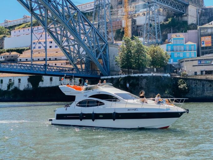 Douro River: Exclusive Luxury Yacht Cruise - Yacht Features