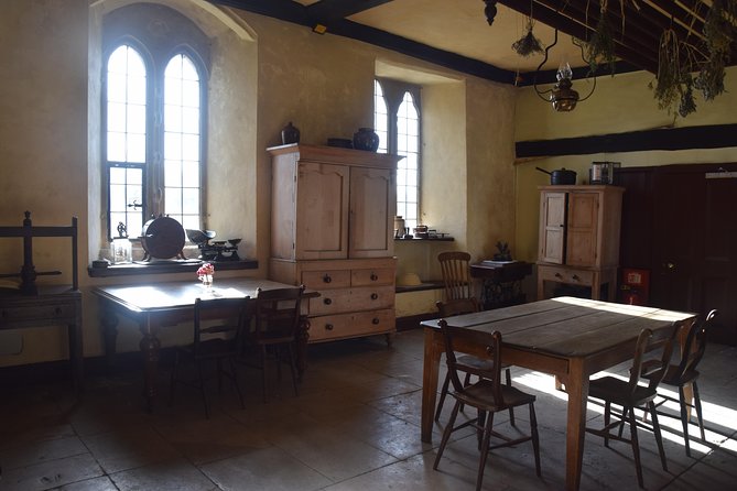 Downton Abbey Town and Country Tour From London by Private Black Taxi - Visits to Yew Tree Farm and Cotswolds
