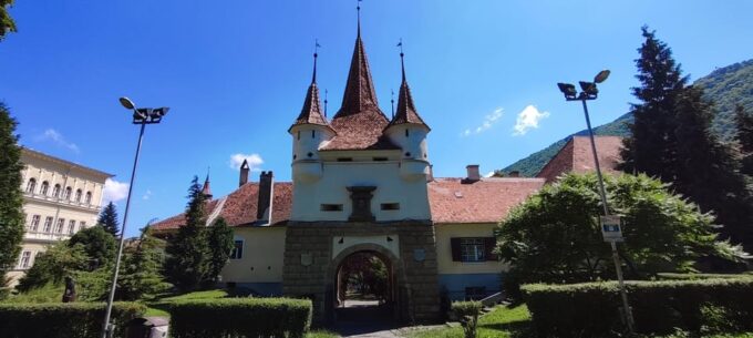 Dracula Castle, Peles Castle and Brasov Private Day Tour - Return to Bucharest