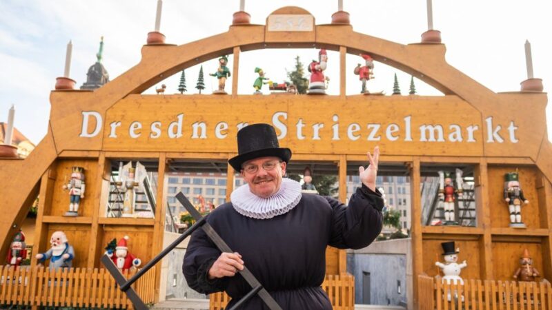 Dresden: Christmas Sightseeing Tour With a Pflaumentoffel - Sensory Experience