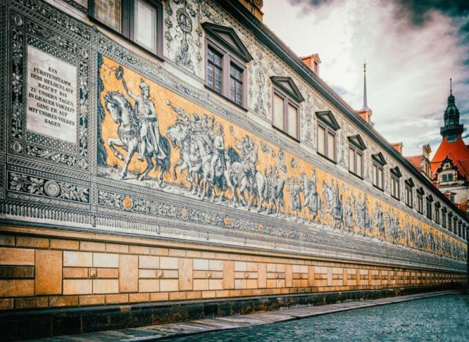 Dresden: Segway Tour Along the Elbe and Old Town - Guided Tour Experience
