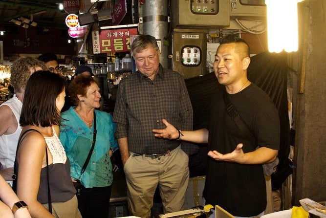 Drinking and Eating Through the Alleys of Seoul - Exploring Tiny Alleys