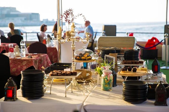 Dubai Marina Dinner Cruise With Drinks & Live Music - Included Features