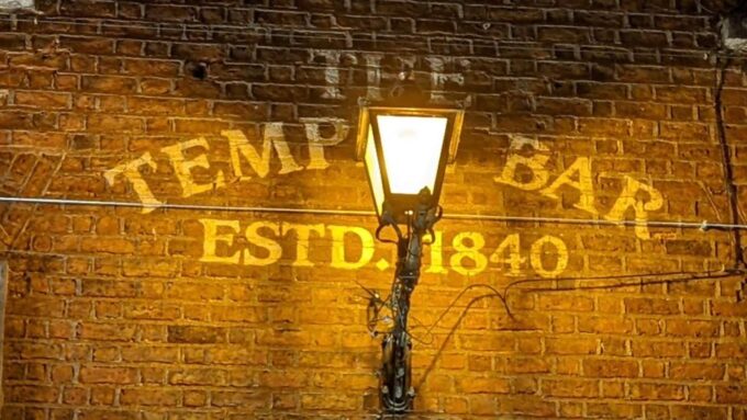 Dublin: Temple Bar Self-Guided Must-See Highlights Tour - Discover Dublins History