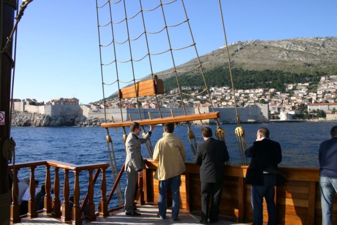 Dubrovnik: 2-Hour Panoramic Cruise & Historical Walking Tour - Tasting of Dalmatian Delicacies