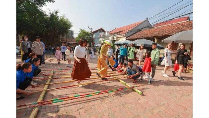 Duong Lam Ancient Village Private Tour In Ha Noi - Lunch and Cuisine