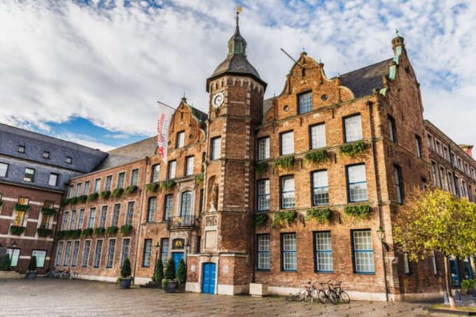 Düsseldorf: First Discovery Walk and Reading Walking Tour - Start Your Adventure