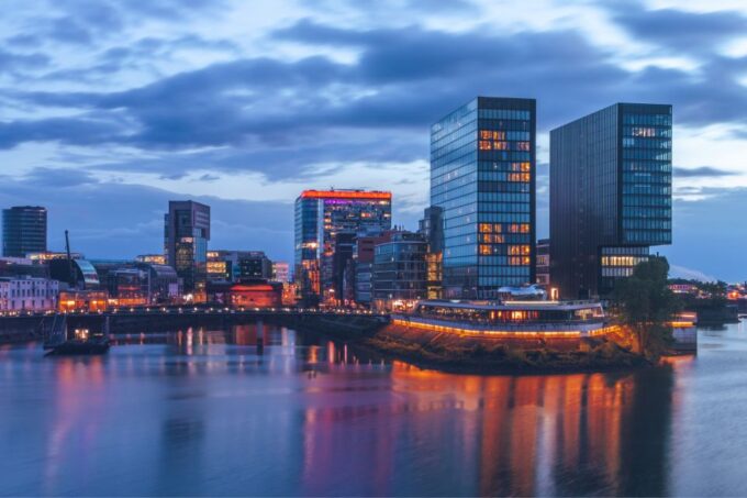 Düsseldorf: First Discovery Walk and Reading Walking Tour - Explore the City