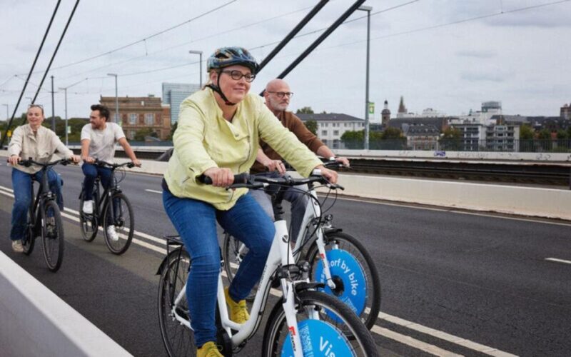 Düsseldorf: Group Biking Adventure - Tour Experience