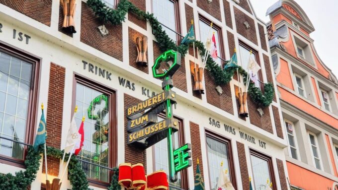 Düsseldorf: Old Town Pub Crawl Self-Guided Tour - Exploring Düsseldorfs Old Town