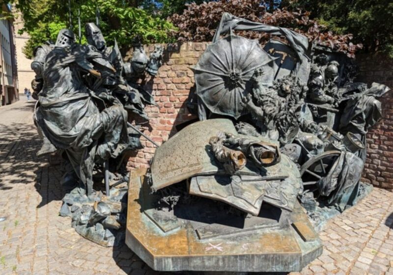 Düsseldorf: Scavenger Hunt and City Sights Self-Guided Tour - Capturing Creative Photos