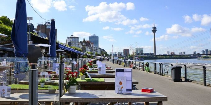 Düsseldorf: Self-Guided Old Town Walking Tour via Smartphone - Communication Methods
