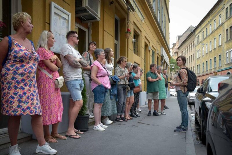 Dutch-Language Walking Tour With Gastronomy in the Old Town - Cultural Insights