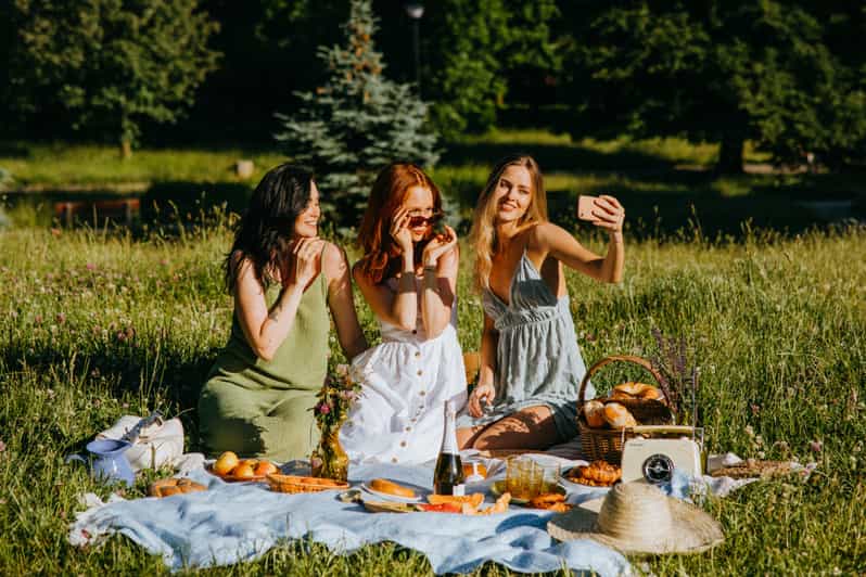 E-BIKE ADVENTURE TO KIMINOULLAKI FARM PICNIC AND TASTING - Age Restrictions