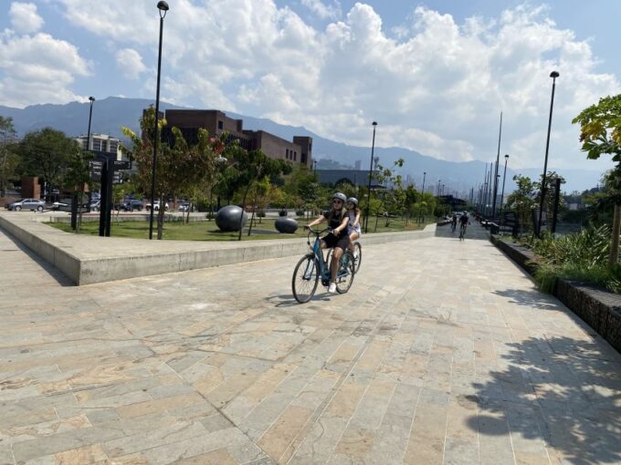 E-Bike City Tour Medellin With Local Beer and Snacks - Exploring Iconic Sights