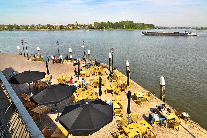 E-Scavenger Hunt Dordrecht: Explore the City at Your Own Pace - Taking in the Citys History