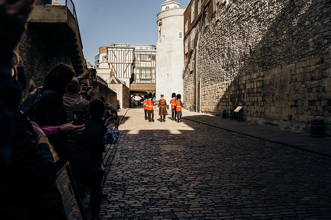 Early Access Tower of London Tour With Opening Ceremony & Cruise - Arrival and Entrance