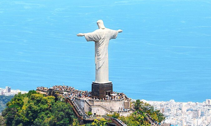 Early Birds Christ Redeemer With a Photographer - Key Points