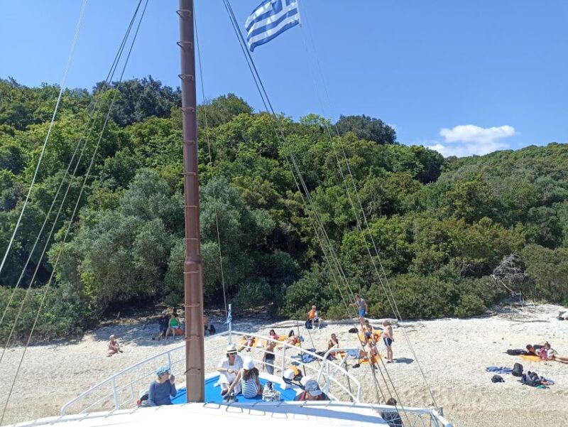East Coast Cruise - Sightseeing and BBQ Lunch - Onboard Amenities