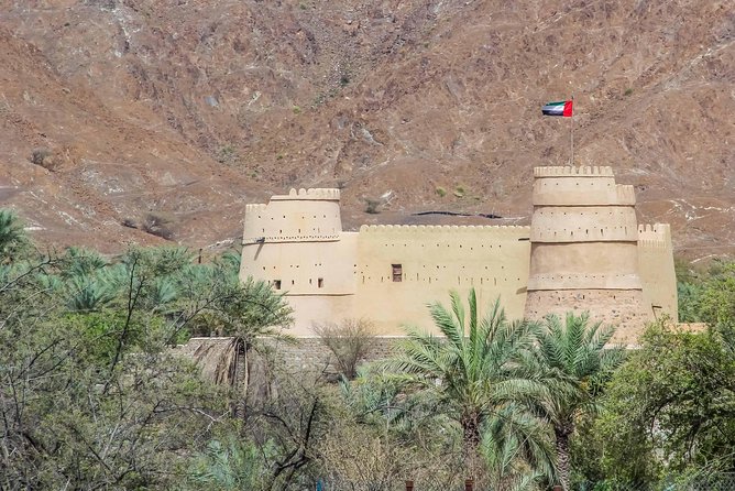 East Coast Dibba & Fujairah Day Trip With Lunch From Dubai - Dining at Sandy Beach Hotel